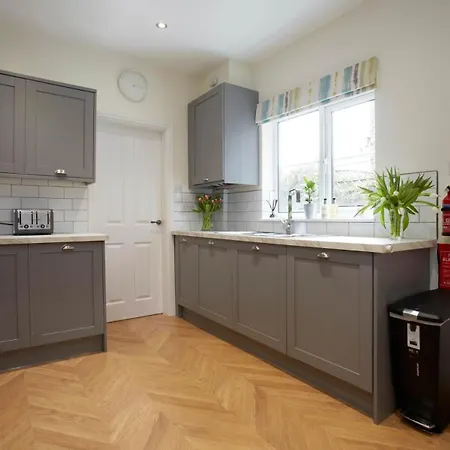 The Escape Luxury Townhouse With Parking 요크