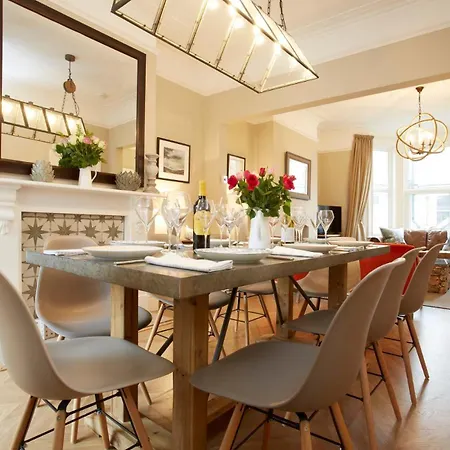 The Escape Luxury Townhouse With Parking Holiday home