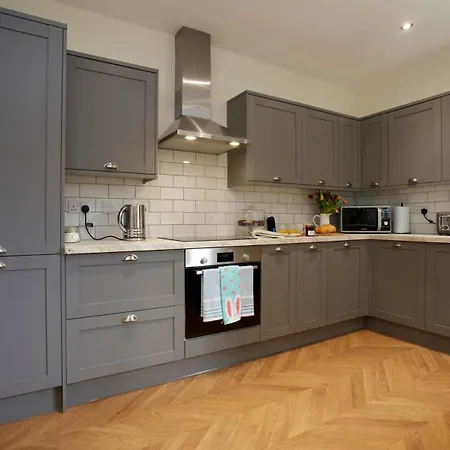 The Escape Luxury Townhouse With Parking Holiday home *