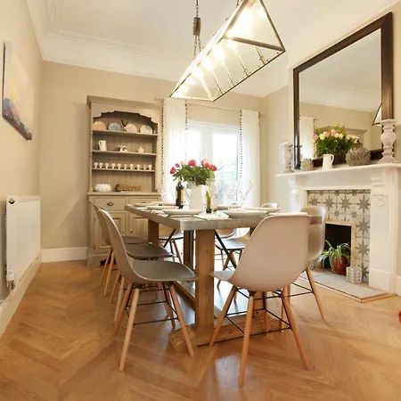The Escape Luxury Townhouse With Parking Holiday home *