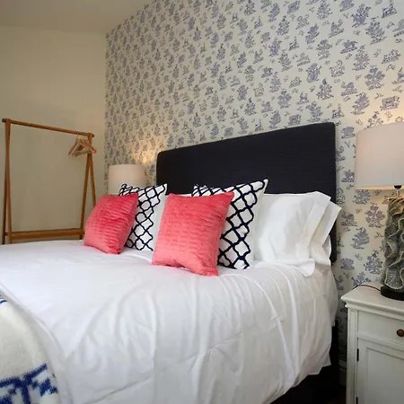 펜션 The Escape Luxury Townhouse With Parking *