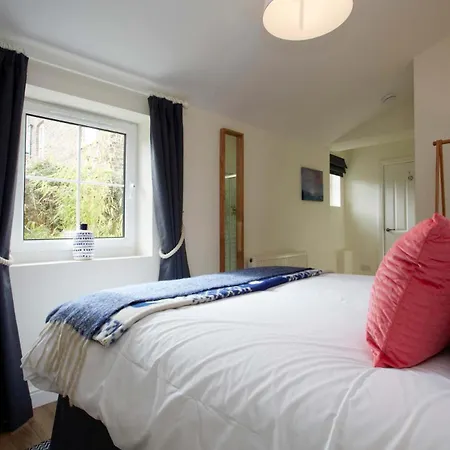 The Escape Luxury Townhouse With Parking Holiday home *