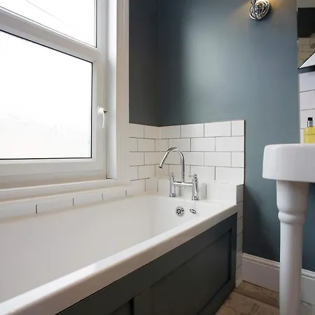 The Escape Luxury Townhouse With Parking Holiday home *