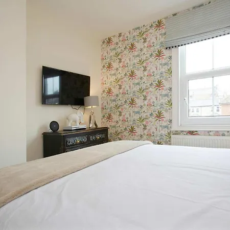 펜션 The Escape Luxury Townhouse With Parking