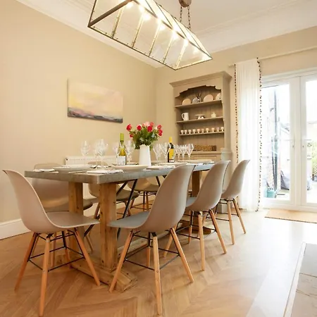 The Escape Luxury Townhouse With Parking ヨーク